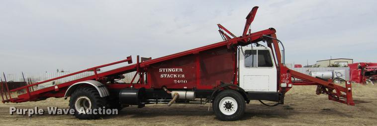 image for item DE6735 2003 Stinger 2400M bale stacker