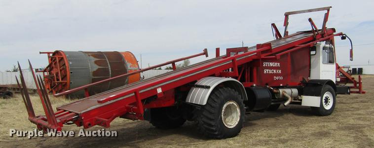 image for item DE6735 2003 Stinger 2400M bale stacker