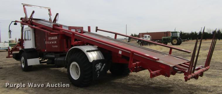 image for item DE6735 2003 Stinger 2400M bale stacker