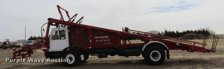image for item DE6735 2003 Stinger 2400M bale stacker