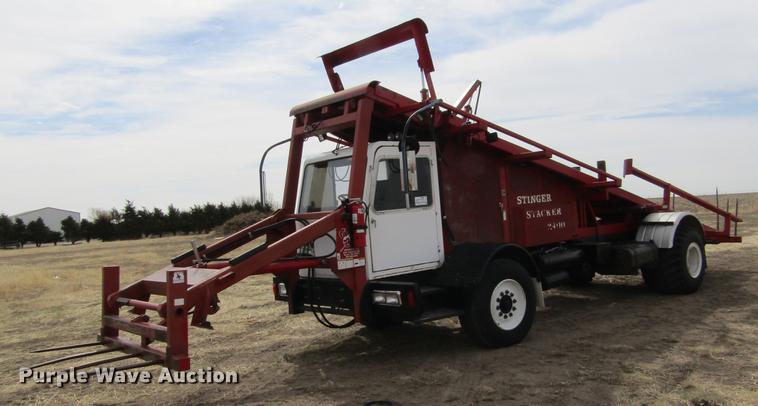 image for item DE6735 2003 Stinger 2400M bale stacker