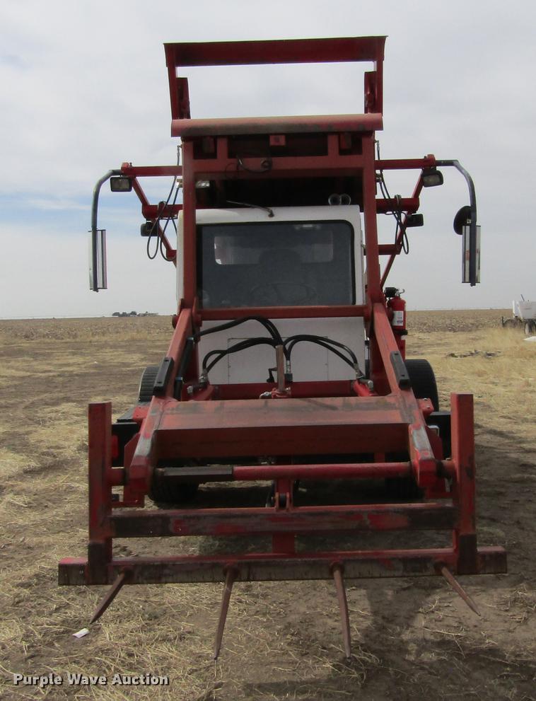 image for item DE6735 2003 Stinger 2400M bale stacker