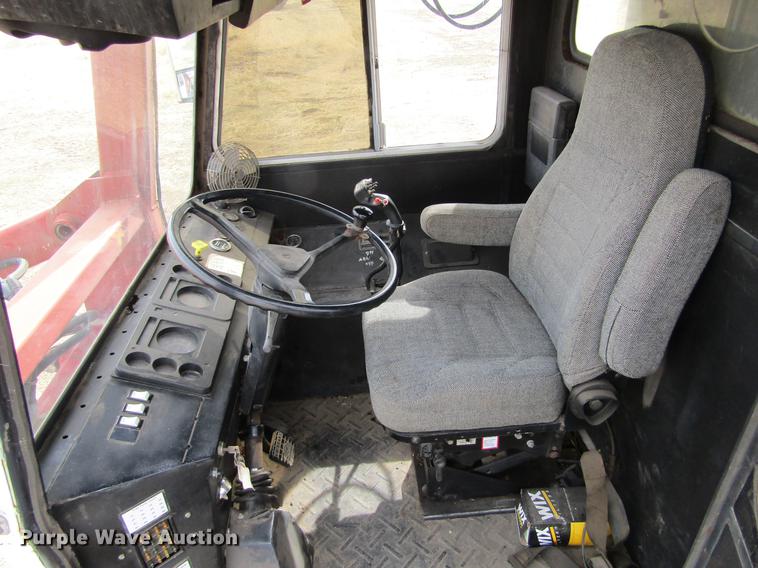 image for item DE6735 2003 Stinger 2400M bale stacker