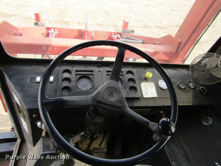 image for item DE6735 2003 Stinger 2400M bale stacker