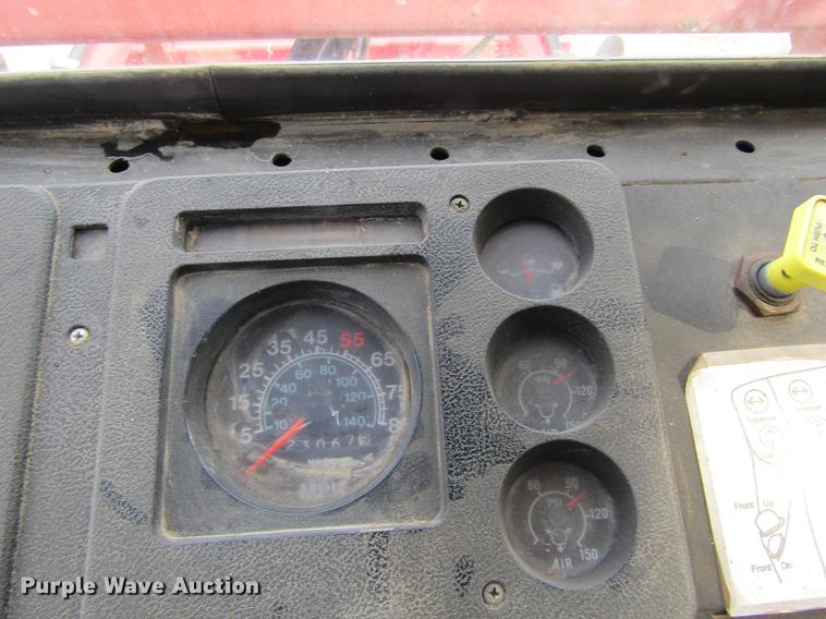 image for item DE6735 2003 Stinger 2400M bale stacker