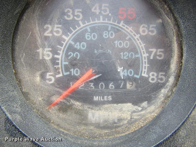 image for item DE6735 2003 Stinger 2400M bale stacker