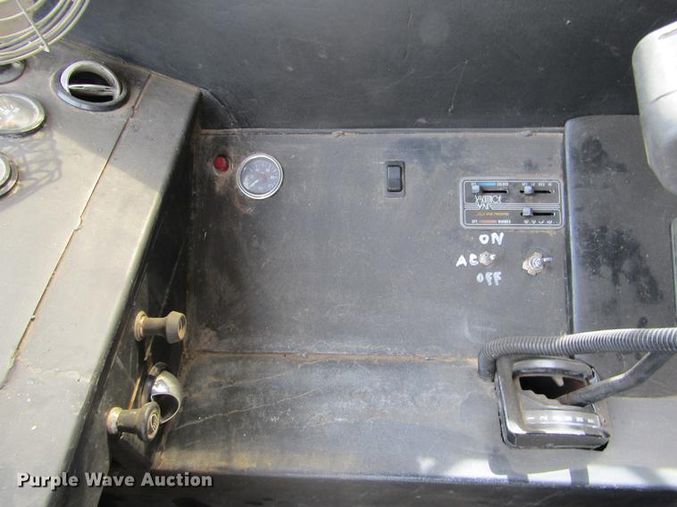 image for item DE6735 2003 Stinger 2400M bale stacker