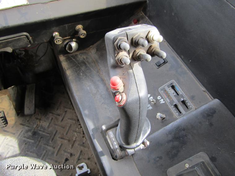 image for item DE6735 2003 Stinger 2400M bale stacker