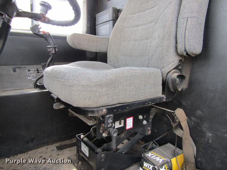 image for item DE6735 2003 Stinger 2400M bale stacker