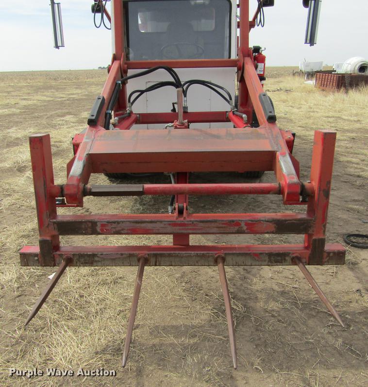 image for item DE6735 2003 Stinger 2400M bale stacker