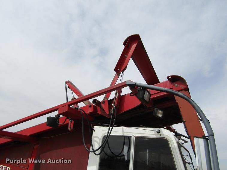 image for item DE6735 2003 Stinger 2400M bale stacker