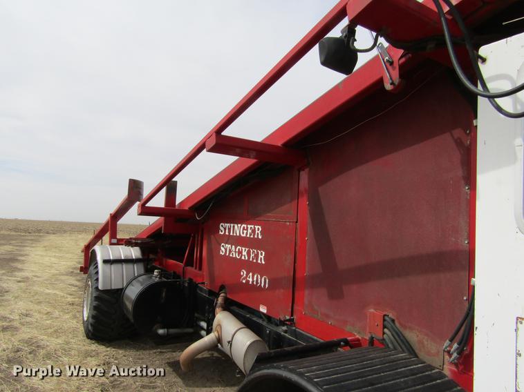 image for item DE6735 2003 Stinger 2400M bale stacker