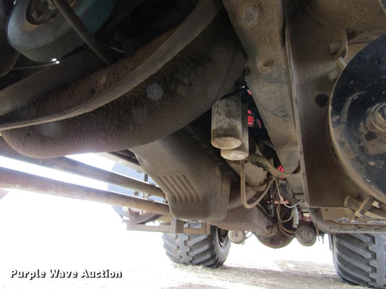 image for item DE6735 2003 Stinger 2400M bale stacker