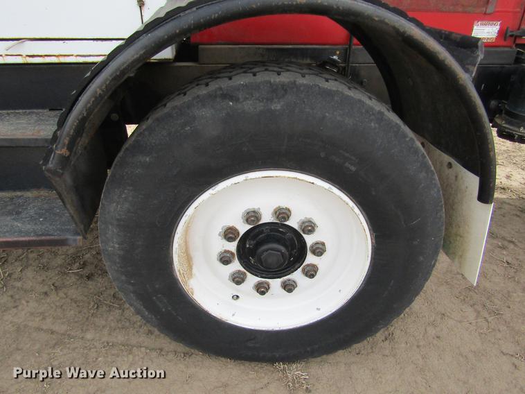 image for item DE6735 2003 Stinger 2400M bale stacker