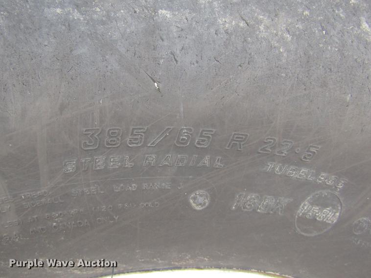 image for item DE6735 2003 Stinger 2400M bale stacker