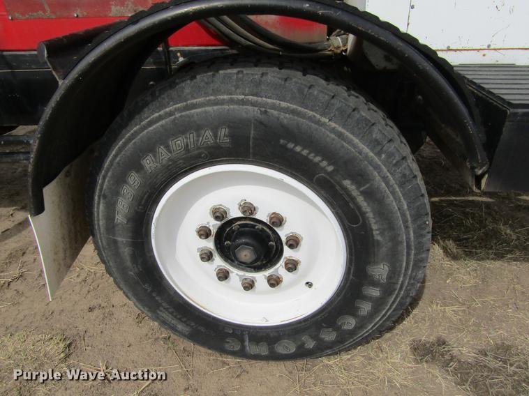 image for item DE6735 2003 Stinger 2400M bale stacker