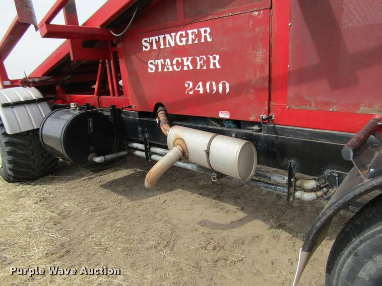 image for item DE6735 2003 Stinger 2400M bale stacker