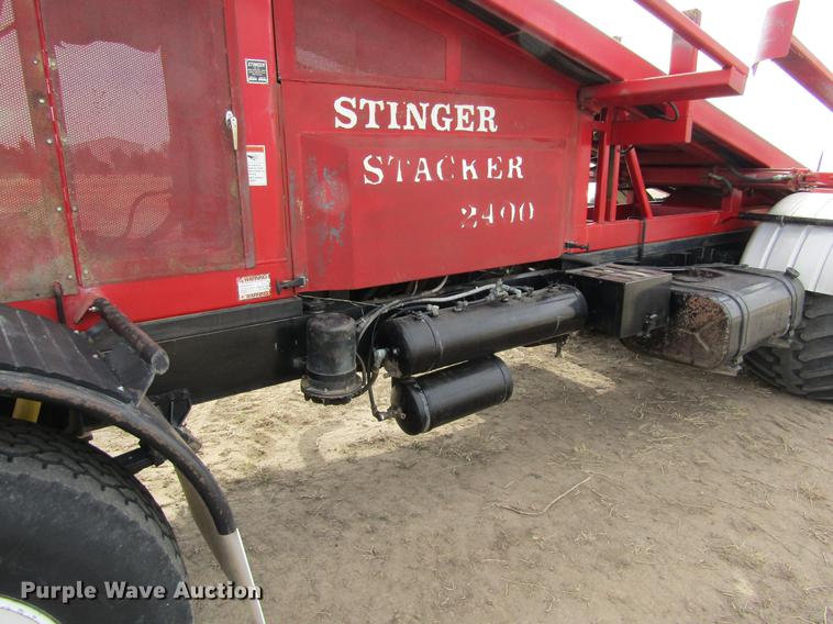 image for item DE6735 2003 Stinger 2400M bale stacker