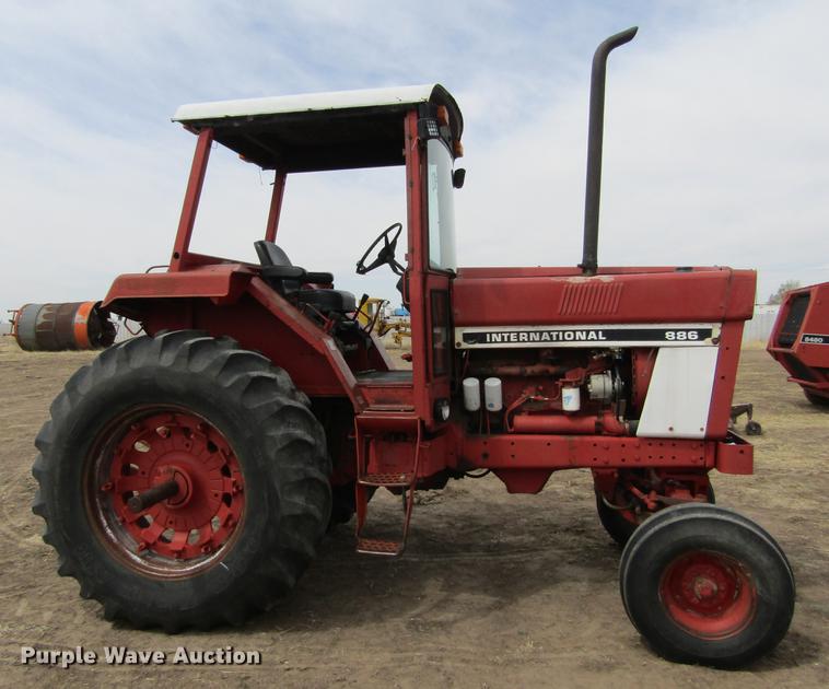 image for item DE6744 International 886 tractor