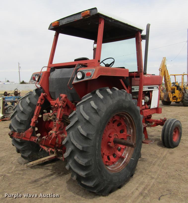 image for item DE6744 International 886 tractor