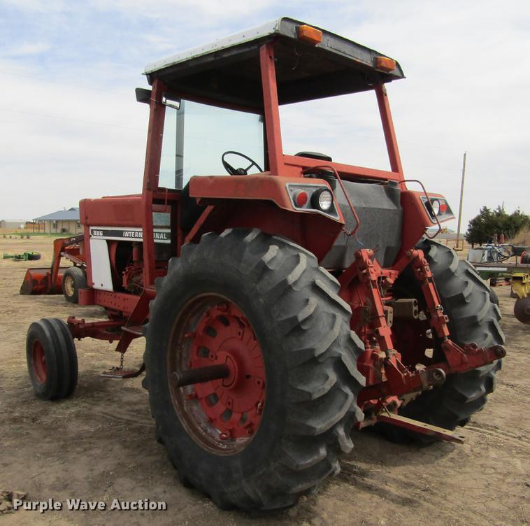 image for item DE6744 International 886 tractor