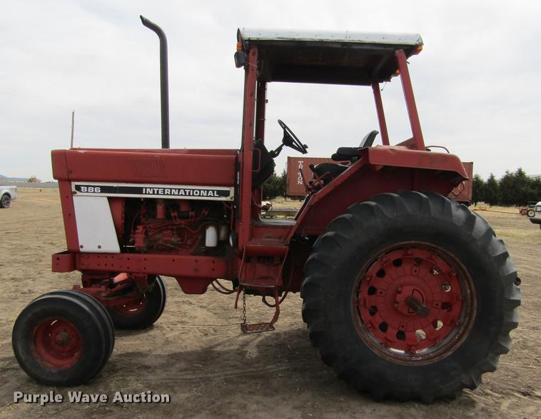 image for item DE6744 International 886 tractor