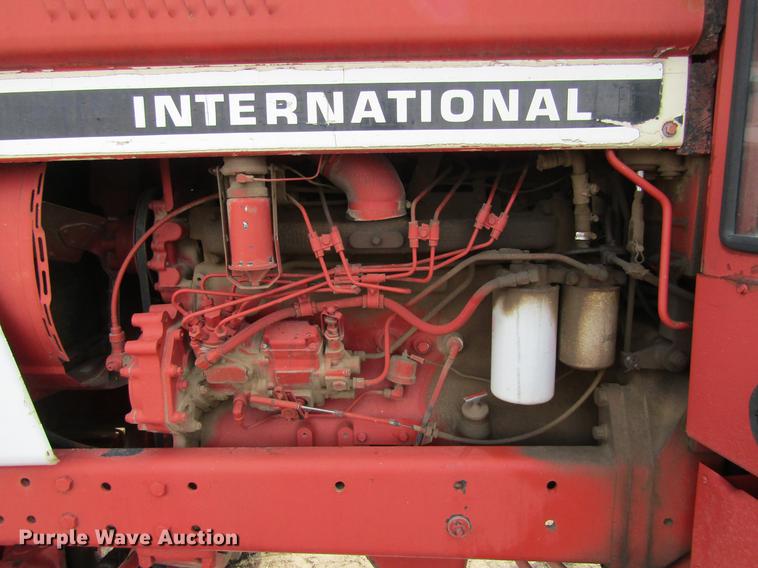 image for item DE6744 International 886 tractor