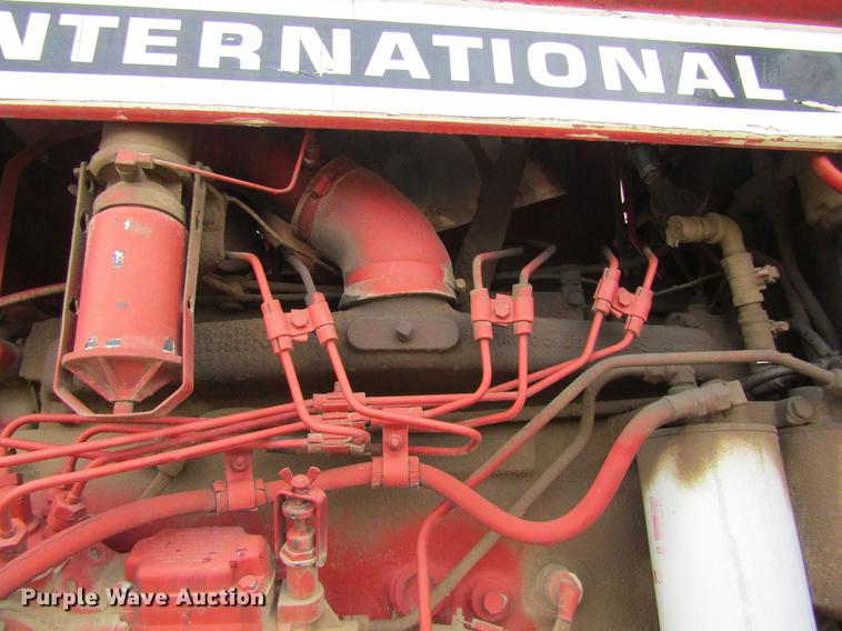 image for item DE6744 International 886 tractor