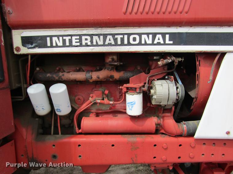 image for item DE6744 International 886 tractor