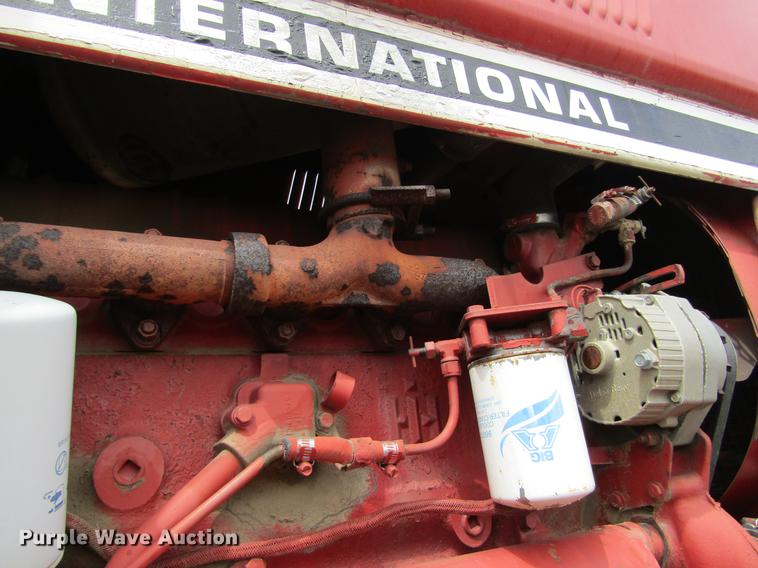 image for item DE6744 International 886 tractor