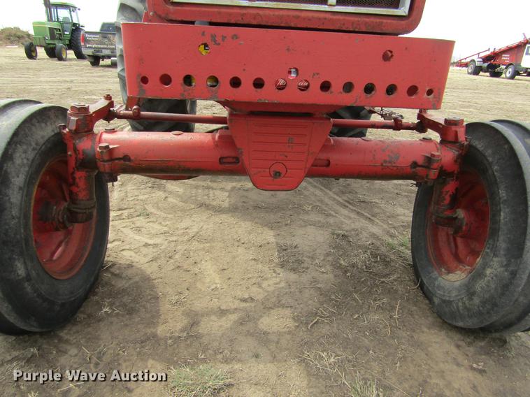 image for item DE6744 International 886 tractor