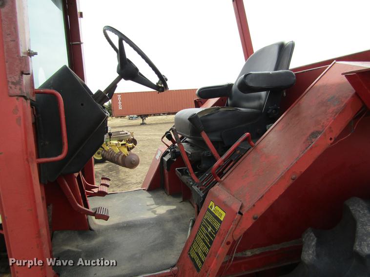 image for item DE6744 International 886 tractor