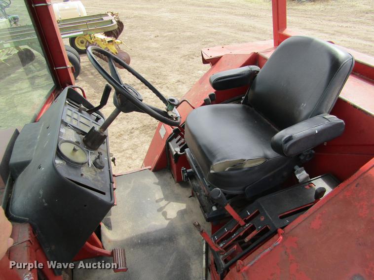 image for item DE6744 International 886 tractor