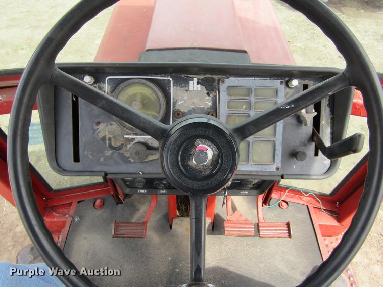 image for item DE6744 International 886 tractor
