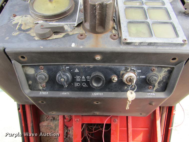 image for item DE6744 International 886 tractor