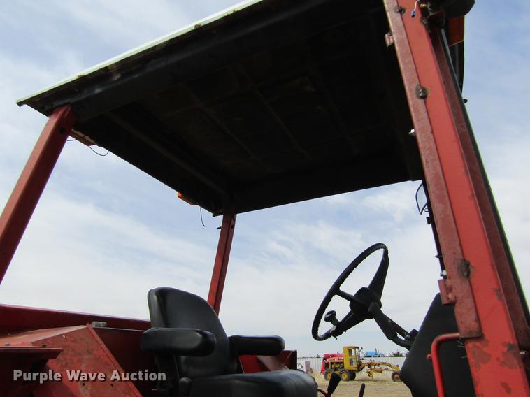 image for item DE6744 International 886 tractor