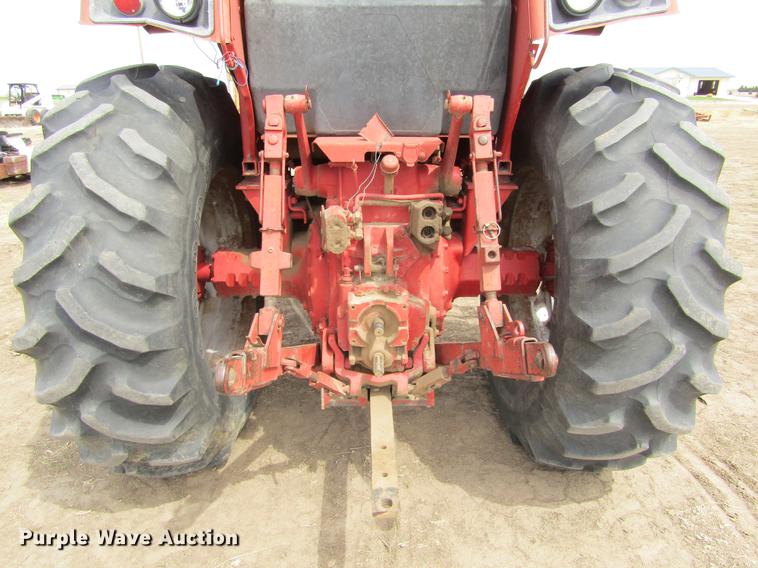 image for item DE6744 International 886 tractor