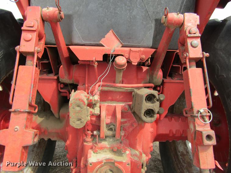 image for item DE6744 International 886 tractor