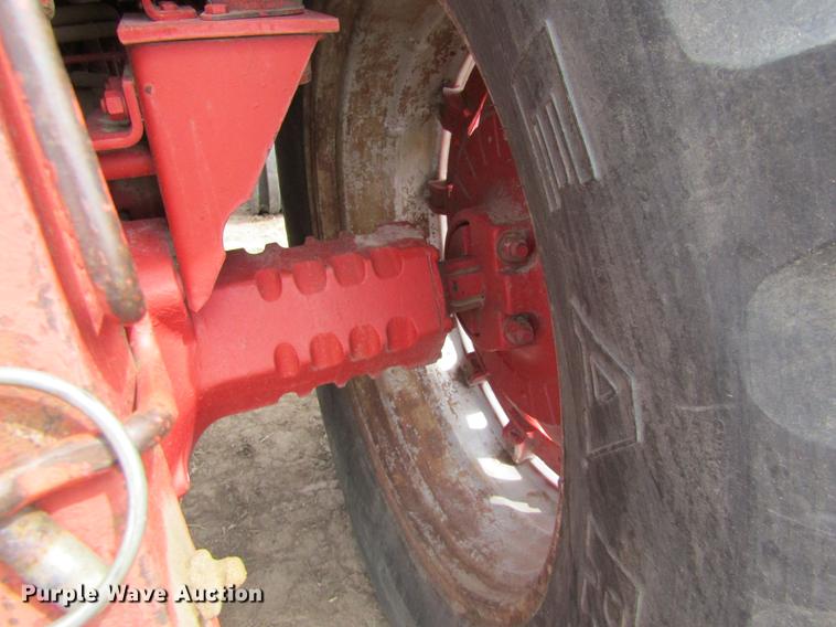 image for item DE6744 International 886 tractor