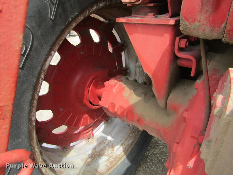 image for item DE6744 International 886 tractor