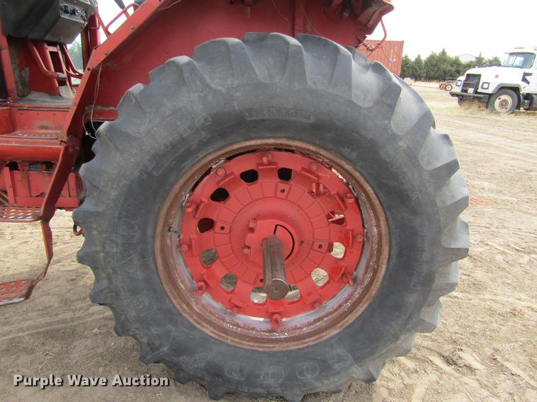 image for item DE6744 International 886 tractor