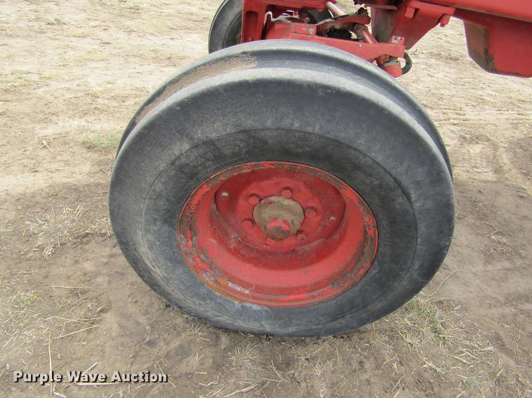 image for item DE6744 International 886 tractor