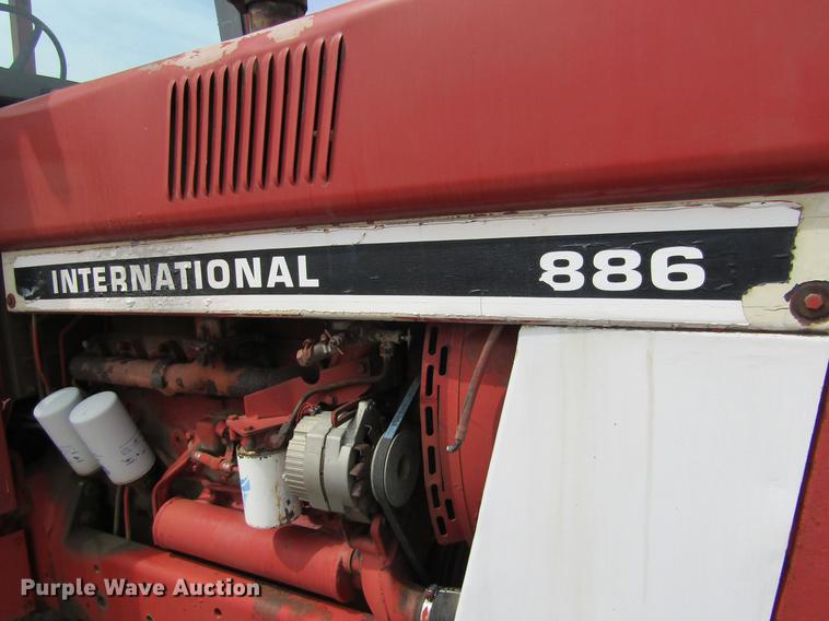 image for item DE6744 International 886 tractor