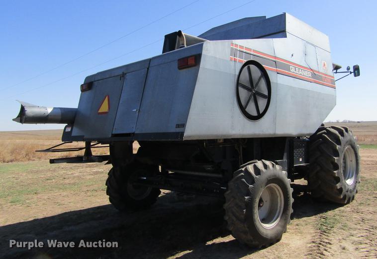 image for item DE6765 1995 Gleaner R62 combine