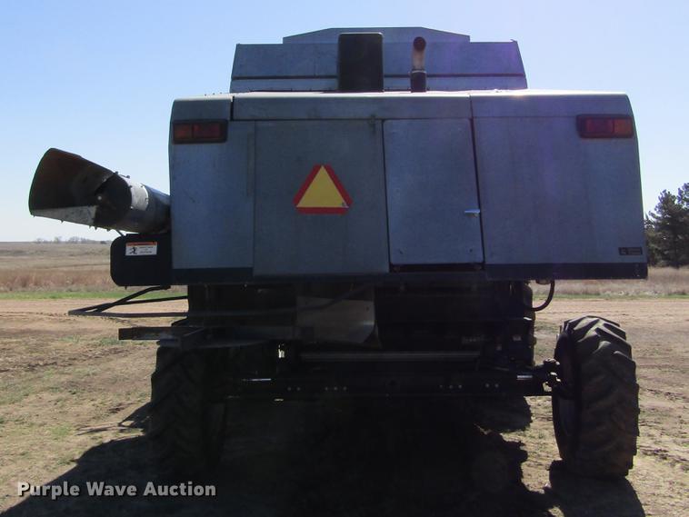 image for item DE6765 1995 Gleaner R62 combine