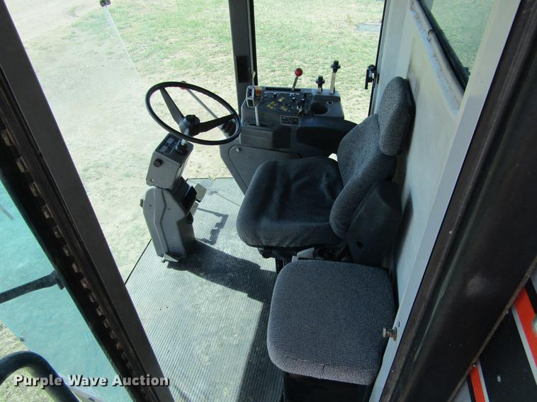 image for item DE6765 1995 Gleaner R62 combine