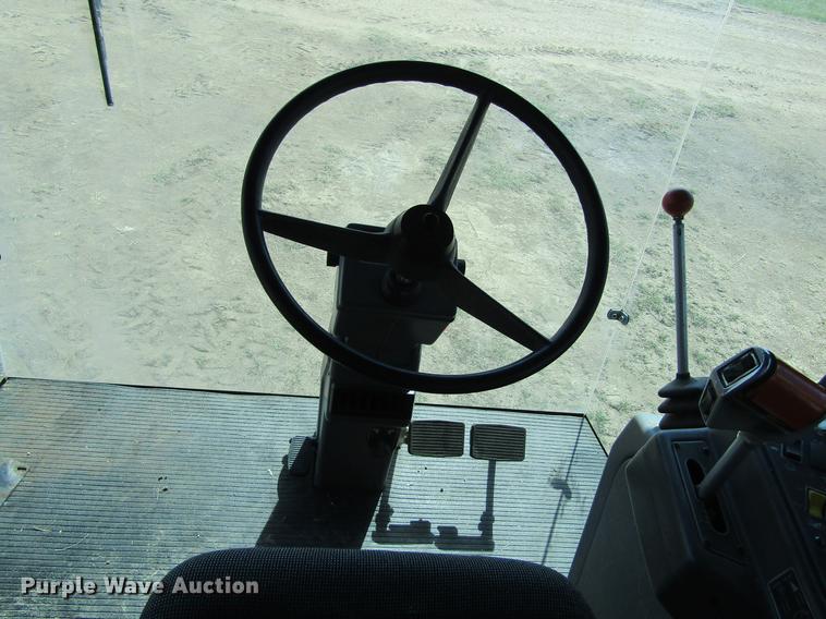 image for item DE6765 1995 Gleaner R62 combine