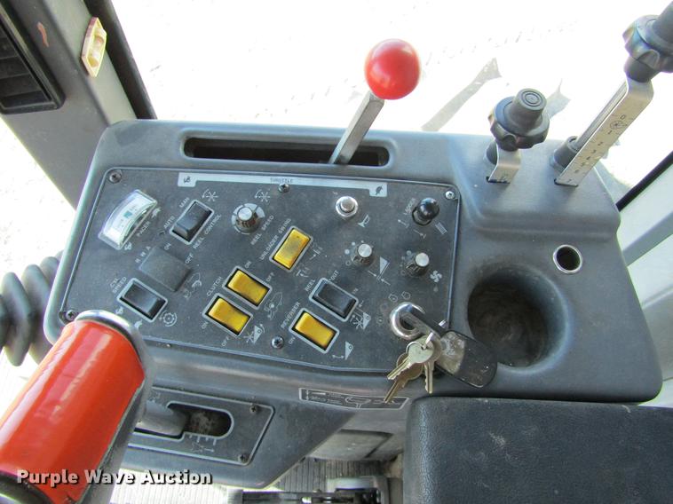 image for item DE6765 1995 Gleaner R62 combine