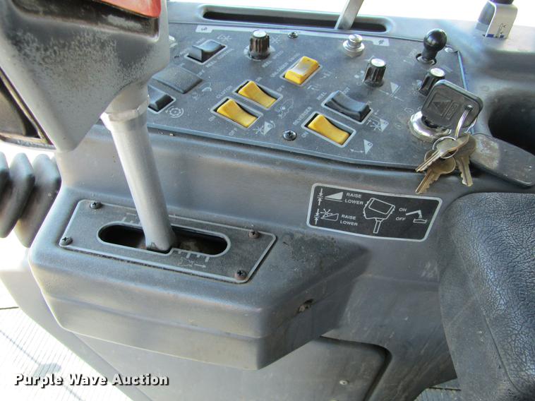 image for item DE6765 1995 Gleaner R62 combine