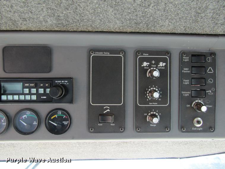 image for item DE6765 1995 Gleaner R62 combine